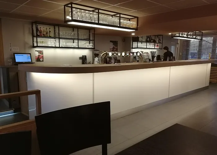 University Hotel מלון